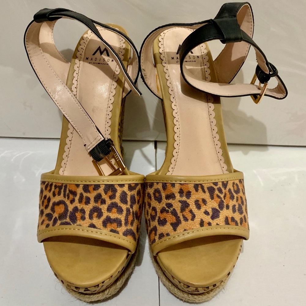 ⛔️Sold ⛔️!!! Cute leopard and black wedges